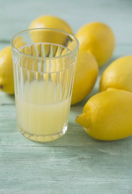 taze sıkılmış limon suyu ve limon ahşap yüzey üzerinde