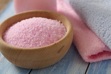 aromatik banyo inci banyo köpüğü ve temiz havlu 