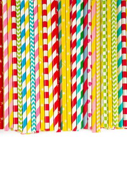 beyaz arkaplanda çok renkli kağıt pipetleri