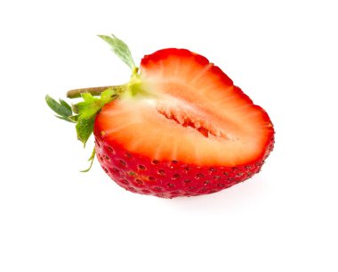 Taze çilek beyazda izole edilmiş.