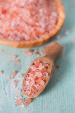 Himalaya tuz turkuaz ahşap yüzey üzerinde