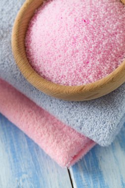 aromatik banyo inci banyo köpüğü ve temiz havlu 