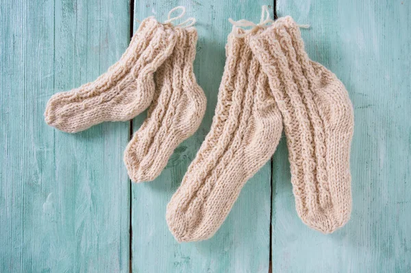 Passende Socken Auf Holzoberfläche — Stockfoto