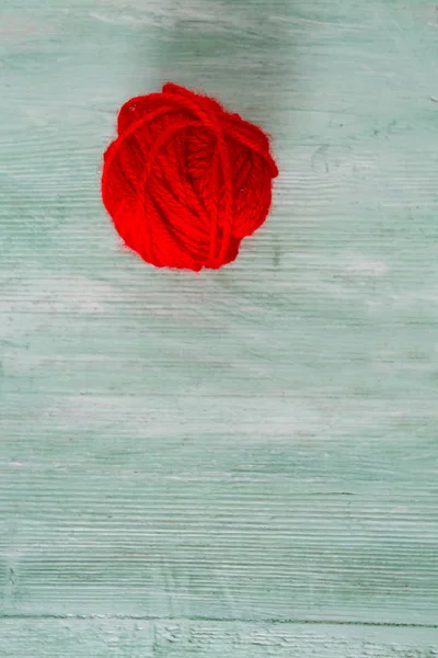 Rode Garen Bal Turquoise Houten Oppervlak — Stockfoto