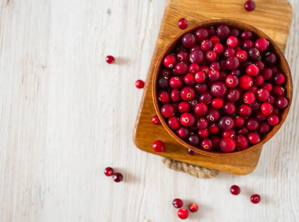 kase taze kızılcık üstten görünüm beyaz tahta yüzeyi