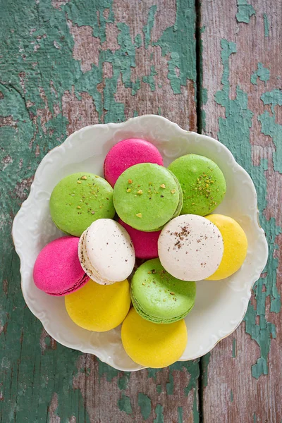 Deliciosos Macarrones Dulces Multicolores Sobre Superficie Madera Turquesa — Foto de Stock