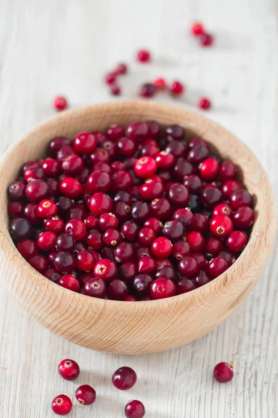 Cranberries Saudáveis Frescas Superfície Madeira Branca — Fotografia de Stock