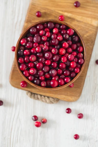 Cranberries Saudáveis Frescas Superfície Madeira Branca — Fotografia de Stock