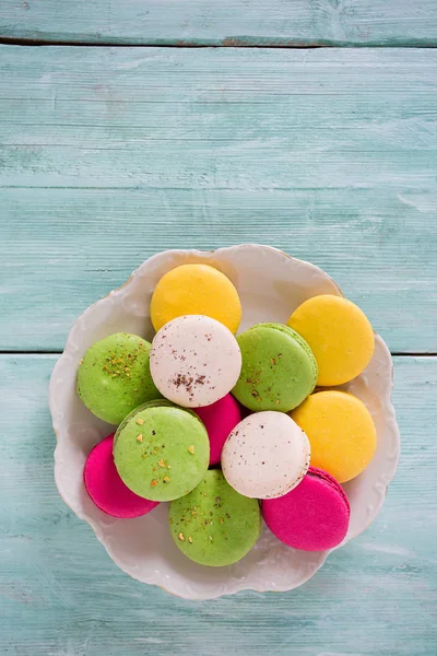 Deliciosos Macarrones Dulces Multicolores Sobre Superficie Madera Turquesa — Foto de Stock