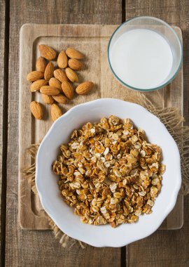 ahşap yüzey üzerinde sağlıklı ev yapımı granola 