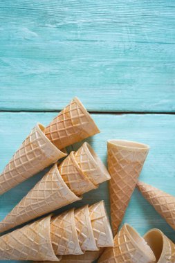 lezzetli gözleme dondurma koni ahşap turkuaz zemin üzerine