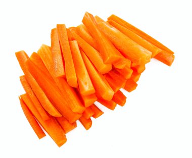 havuç dilimleri üzerinde beyaz izole