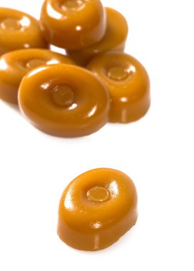 Beyaz arka plan üzerinde izole tatlı süt karamelli şeker