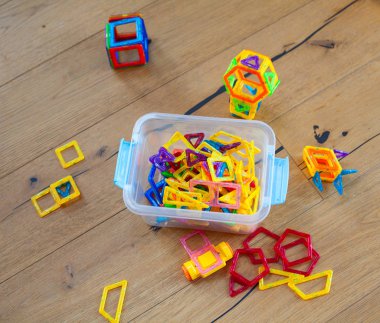 ahşap zemin üzerinde çocuk manyetik Oluşturucu