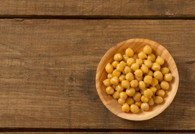 Nohut ahşap yüzey üzerinde plaka