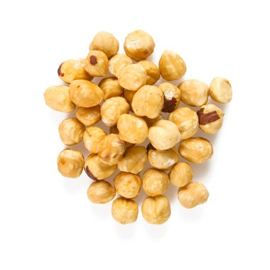 kavrulmuş fındık beyaz arka plan üzerinde izole yakından görmek