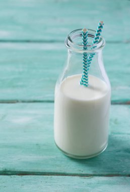 ahşap yüzey üzerinde sağlıklı badem sütü şişe