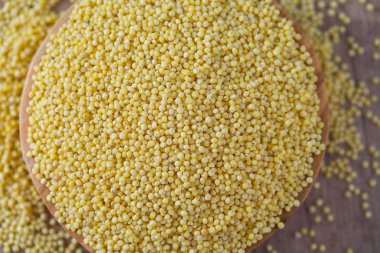 millert ahşap yüzey üzerinde