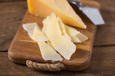 Parmesan peynir dilimleri bir tablo