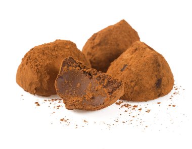 Beyaz arka planda izole çikolatalı trüf.