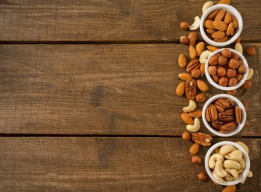 gurme sağlıklı ahşap yüzey üzerinde fındık karışık