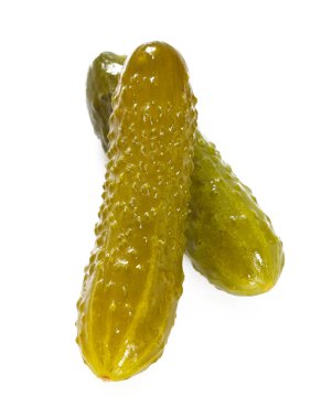 Beyaz arka plan üzerinde izole Marine salatalık turşusu