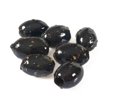 Beyaz arka plan üzerinde izole baharatlar ile siyah zeytin
