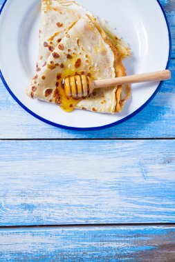 Krep mavi ahşap yüzey üzerinde