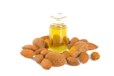 Badem yağı beyaza izole edilmiş.
