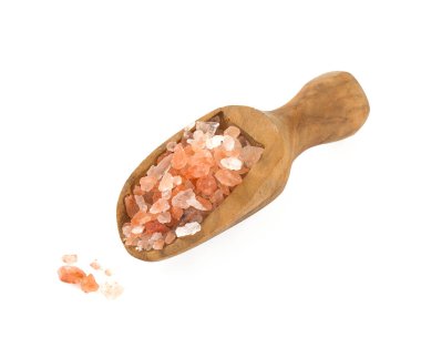 Himalaya tuzu beyaza izole edilmiş.