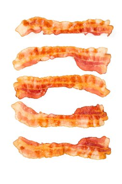 beyaz izole lezzetli dilimlenmiş domuz pastırması yakından görmek