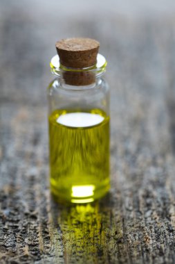 Kenevir tohumu yağı ahşap yüzey üzerinde