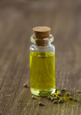 Kenevir tohumu yağı ahşap yüzey üzerinde