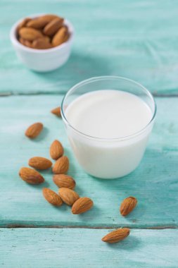 ahşap yüzeyde badem süt