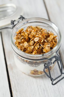 Tahta yüzeyde tahılla kahvaltı