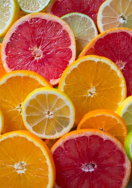 Narenciye meyve dilimleri üstten görünüm turkuaz ahşap zemin üzerine