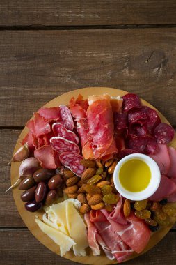 ahşap yüzey tepside Antipasti