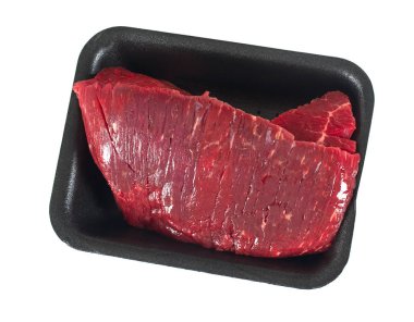 çiğ et üzerine beyaz izole