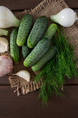 salatalık hasat ahşap yüzey üzerinde