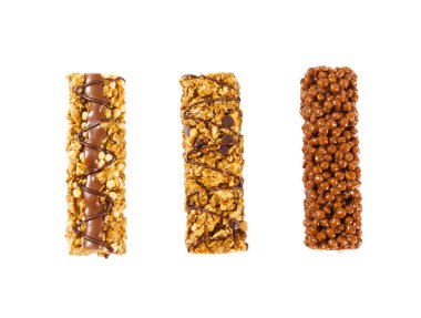 Beyaz arka plan üzerinde izole sağlıklı muesly çikolata bar