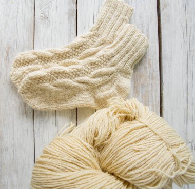 ahşap yüzeyde örme çorap