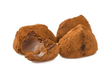 Beyaz arka plan üzerinde izole lezzetli çikolata truffles