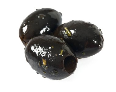 Beyaz arka plan üzerinde izole baharatlar ile siyah zeytin