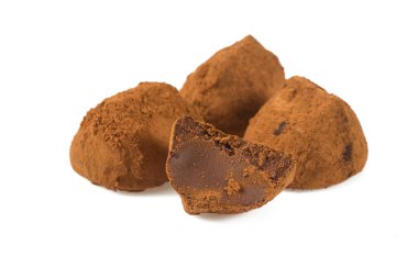 Beyaz arka plan üzerinde izole lezzetli çikolata truffles