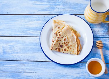 Krep mavi ahşap yüzey üzerinde