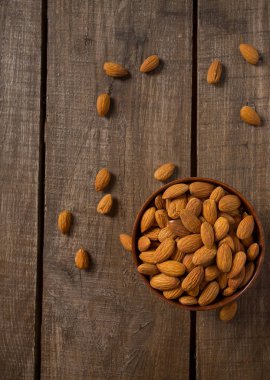 ahşap yüzey üzerinde sağlıklı organik badem