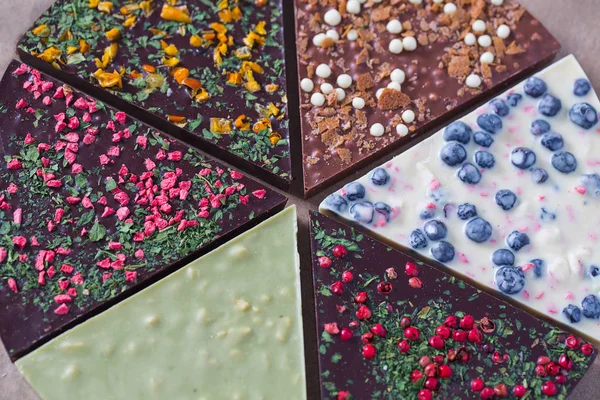 Süße Schokoladenpizza Auf Hölzerner Oberfläche — Stockfoto