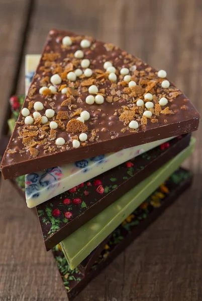Dreiecksscheiben Schokolade Auf Holzoberfläche — Stockfoto