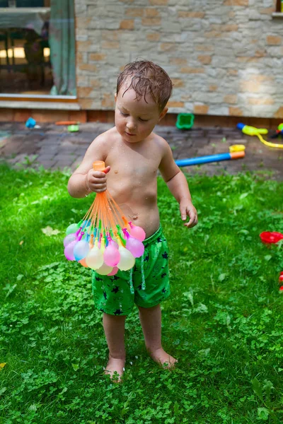 Criança Brincando Com Balões Água — Fotografia de Stock