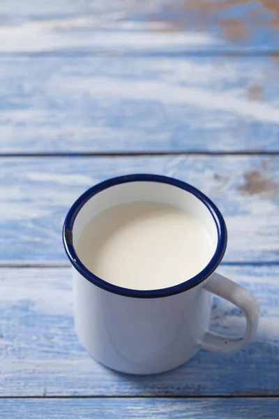 Närbild Kopp Mjölk Blå Träytan — Stockfoto